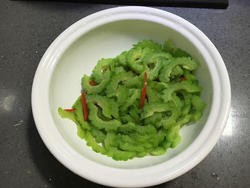 降火美味,教你做柒进柒出凉拌苦瓜的家常做法