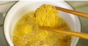 简单易做的酥脆“毛线”小丸子
