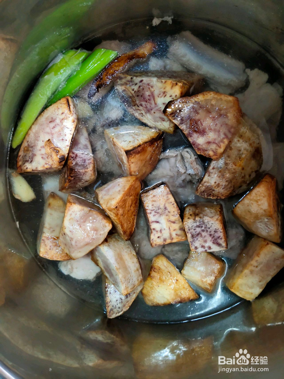 巨暖心的芋头排骨汤的做法