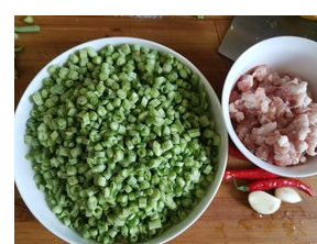 家常豆角炒肉沫