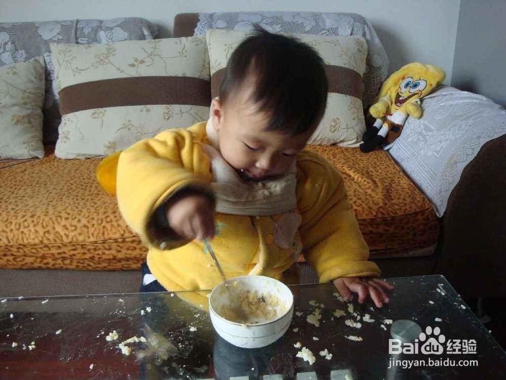 孩子一边吃饭一边玩怎么办