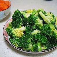 西兰花炒口蘑的做法