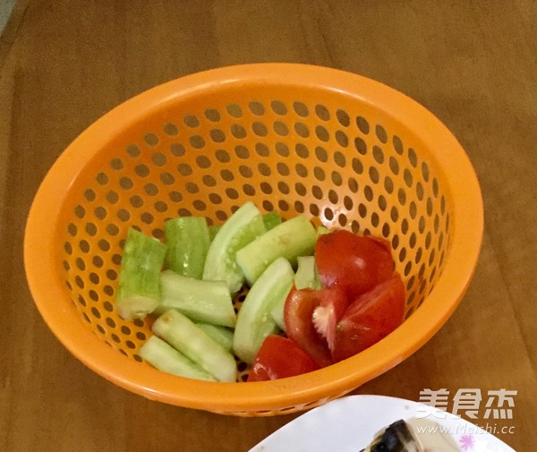 杂蔬鱼头汤的做法