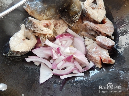 有菜有主食：铁锅炖鱼贴饼