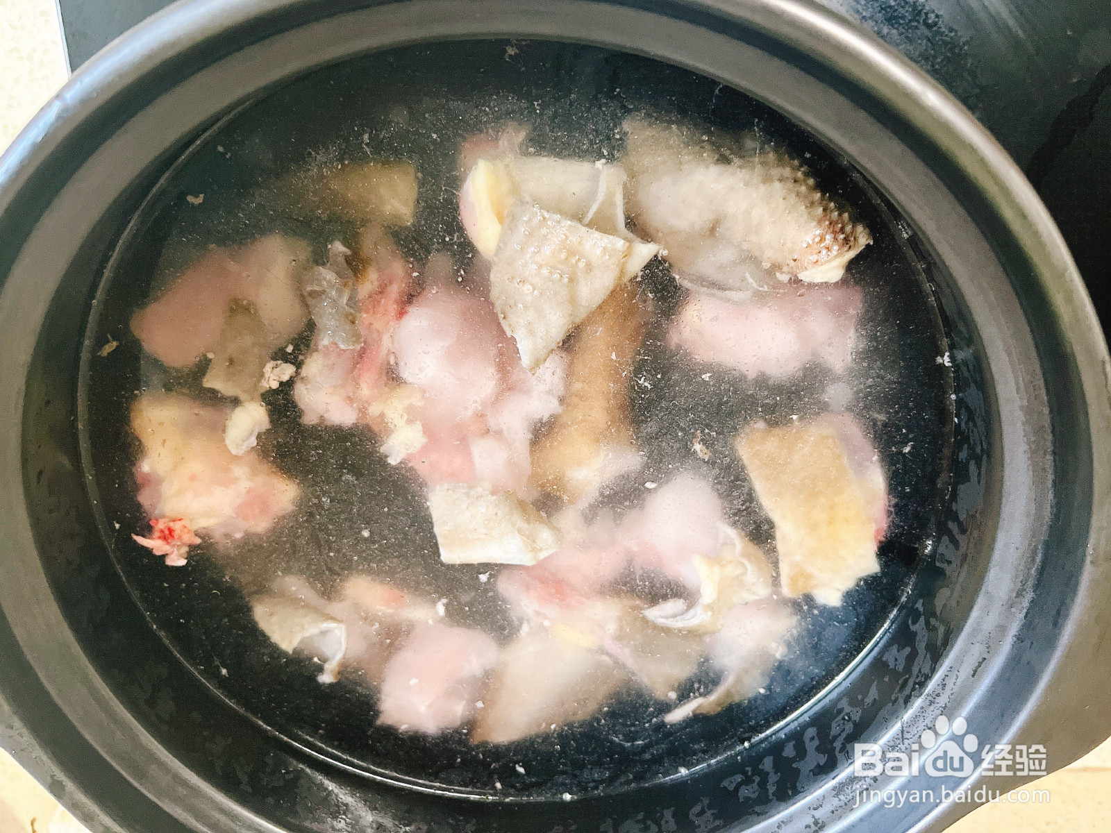 黑牛肝菌炖鸡汤的做法