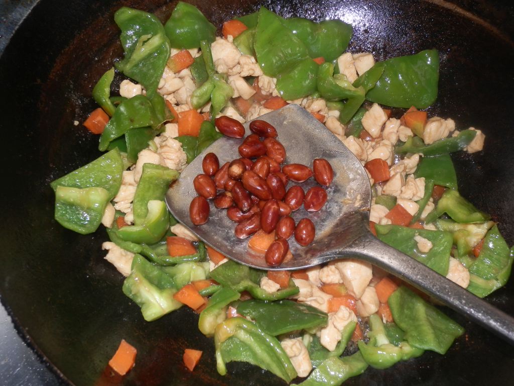 辣子鸡丁还不会做？小编来教教你