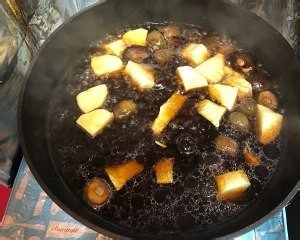 养生食补香菇板栗烤竹笋的做法