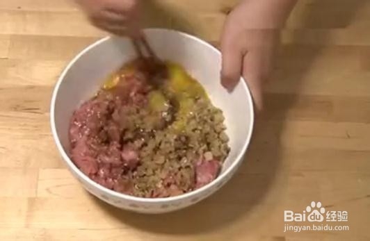怎样做好榨菜鲜肉月饼呢