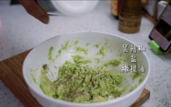 牛油果鸡蛋吐司塔