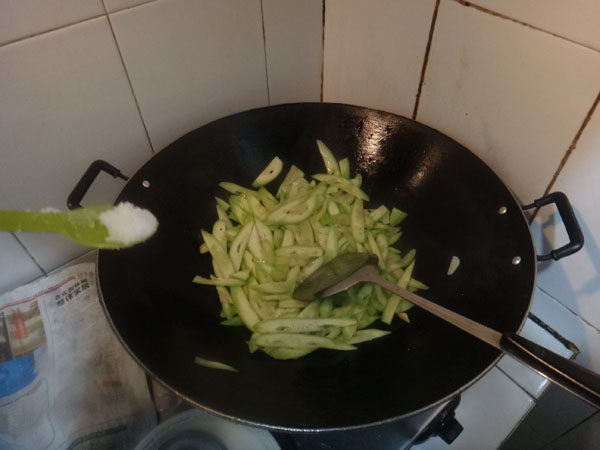 教你做蒜香丝瓜，喜欢吃的赶紧学起来