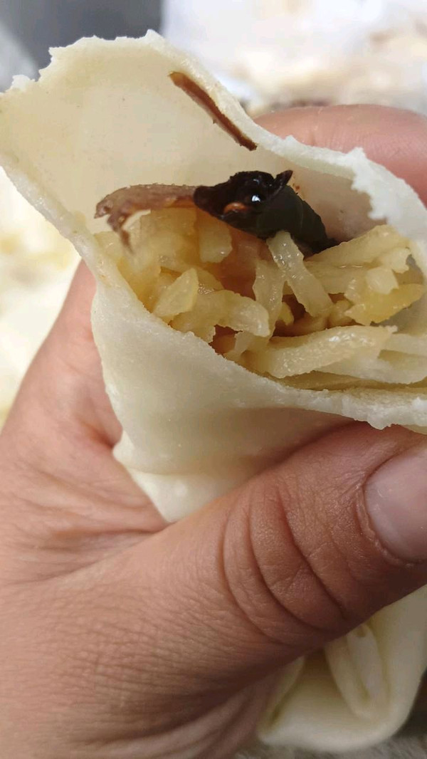 水蒸饼卷咸菜疙瘩丝