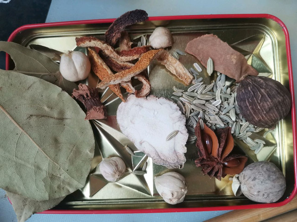 混搭隆香猪脚饭