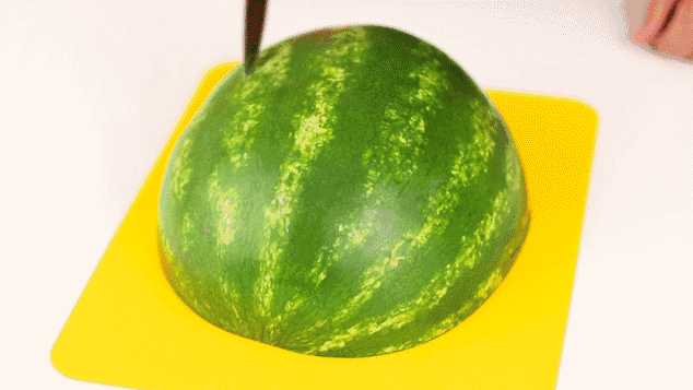 夏季吃西瓜不流汁不脏手的方法