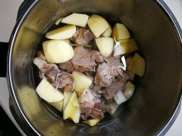 清甜滋润苹果雪梨无花果排骨汤