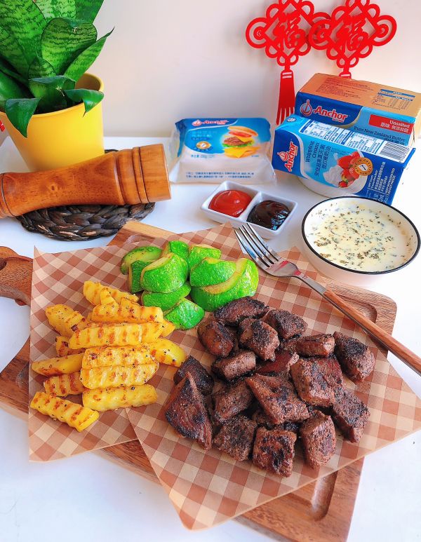 香煎黑椒牛排拼盘