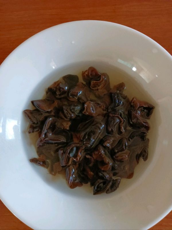 芹菜木耳小炒肉