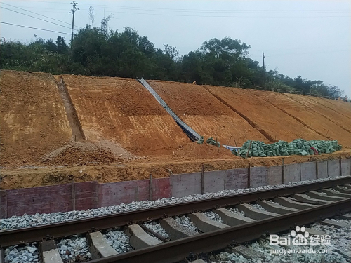 影响线路两侧高边坡稳定的因素有哪些?