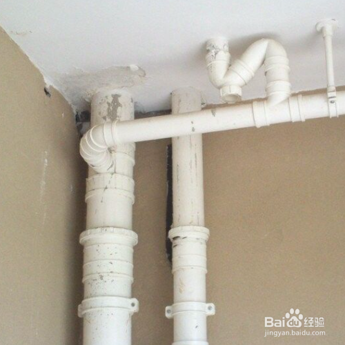 阳台水管外露巧妙装饰