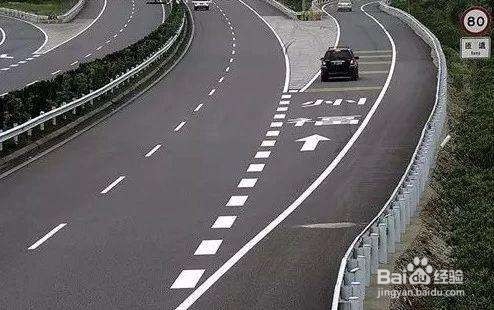 车手在高速上遇暴雨天气必须牢记的要素?