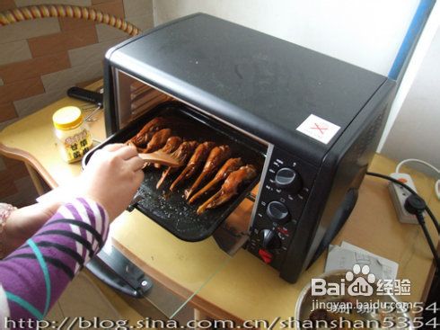 蒜香烤鸭下巴的做法