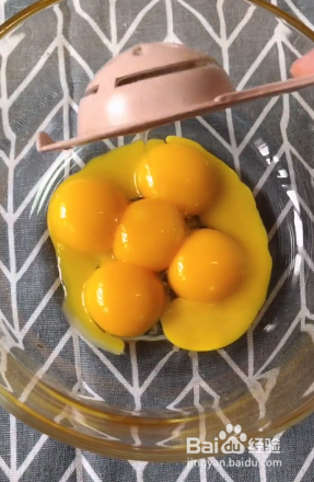 孩子不爱吃鸡蛋可以用电饭锅蒸蛋糕做早餐