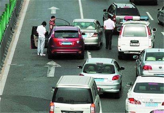 正常行驶时遇旁边车辆突然变道