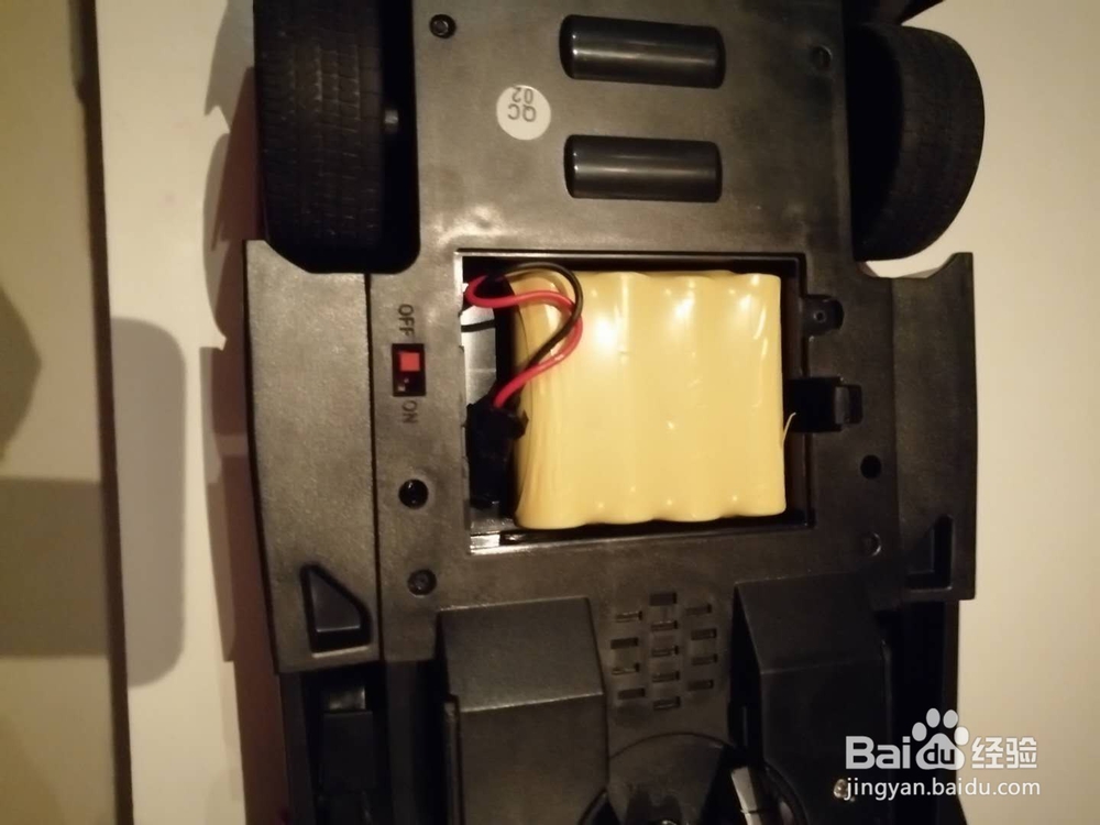 如何拆卸遥控汽车充电电池