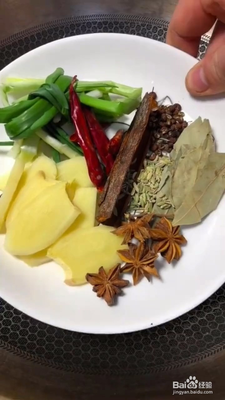 如何制作东北红烧五花肉？