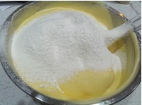 如何制作弹性十足分蛋海绵杯子蛋糕？