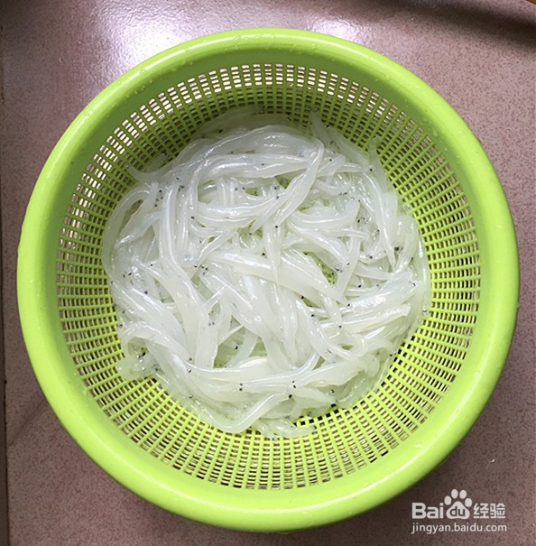 酥炸银鱼的步骤