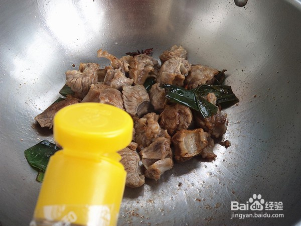 如何制作牛肋条烧黄蘑