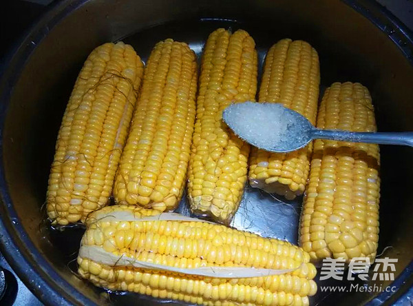 水煮甜玉米的做法