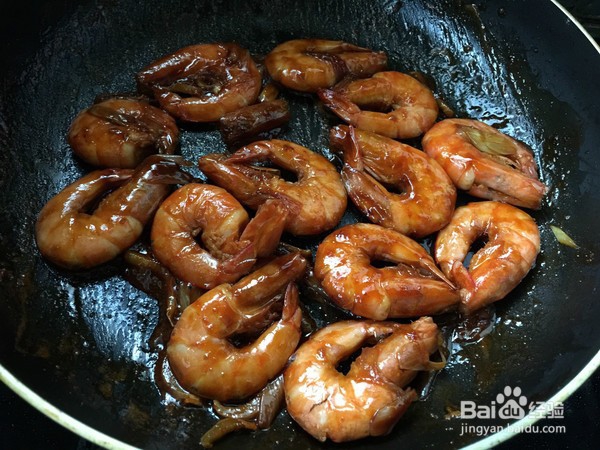 如何制作正宗的油焖大虾