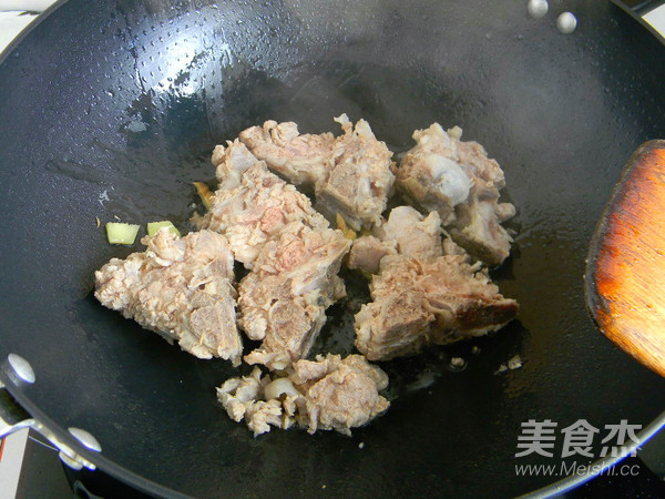 脊骨炖土豆的做法