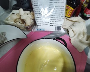 蘑菇鸡腿虾仁小酥肉的做法
