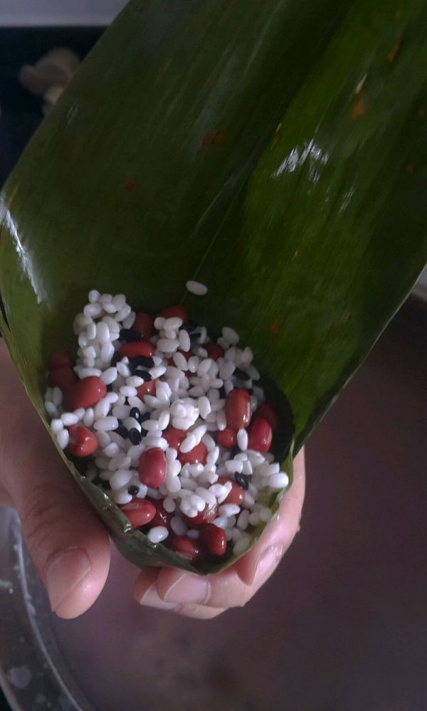 红豆红枣黑米粽子