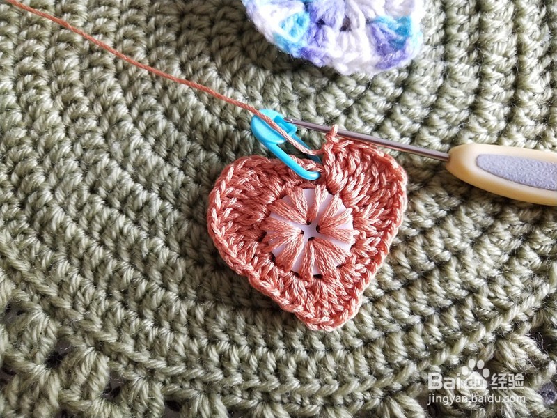毛线装饰钮扣心形的钩编方法