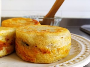 制作沉甸甸的鸡蛋汉堡