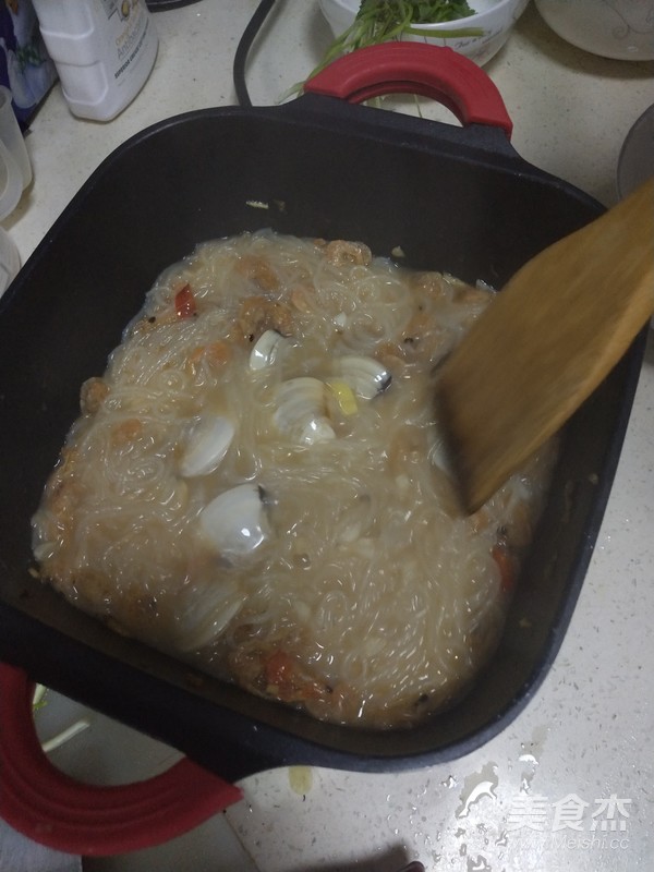 海鲜焖米粉的做法