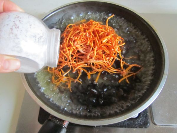 木耳虫草花拌鸡丝