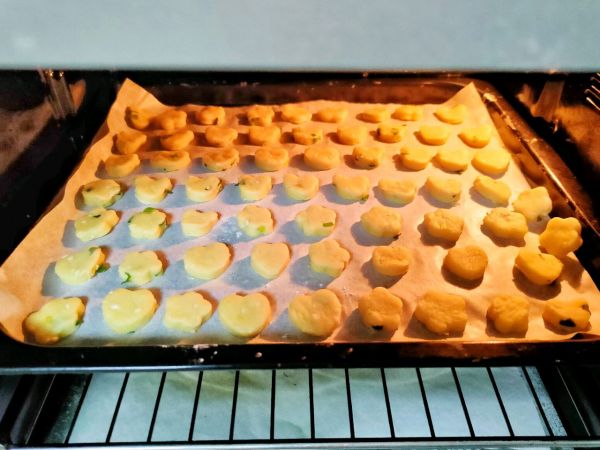 营养酥脆黄油香葱鸡蛋小饼干