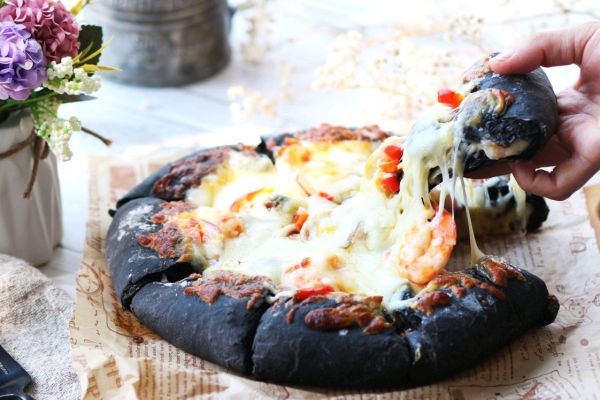 海鲜墨鱼汁披萨