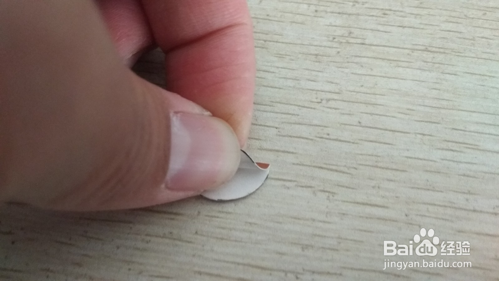 如何用圆形硬卡纸做简易的中性笔的支架