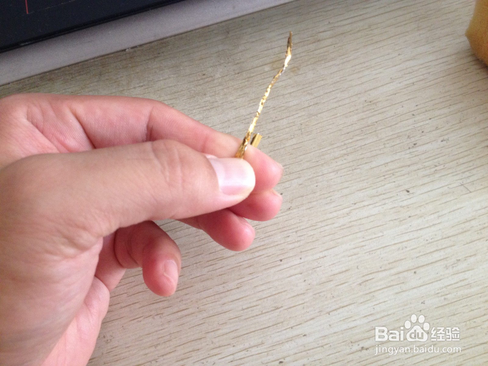 如何用一个面包袋绑绳缠绕成钢笔的简易支架