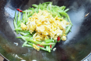 芹菜炒鸡蛋的做法