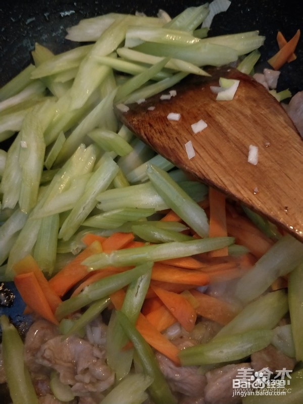如何制作一道芹菜炒肉