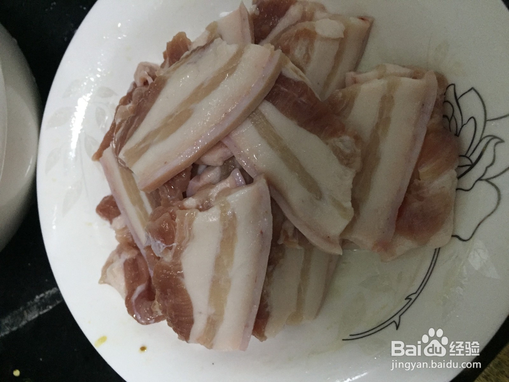 手撕包心菜炒五花肉的简单之法