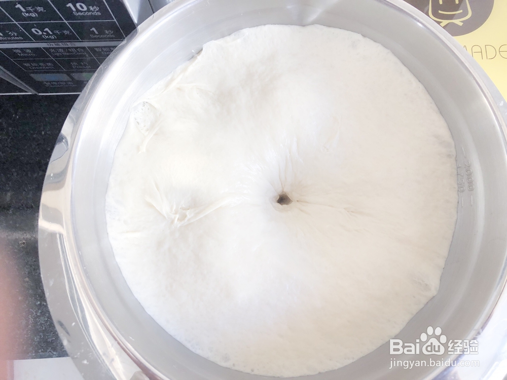 香气浓郁的芝士肉肠香葱面包