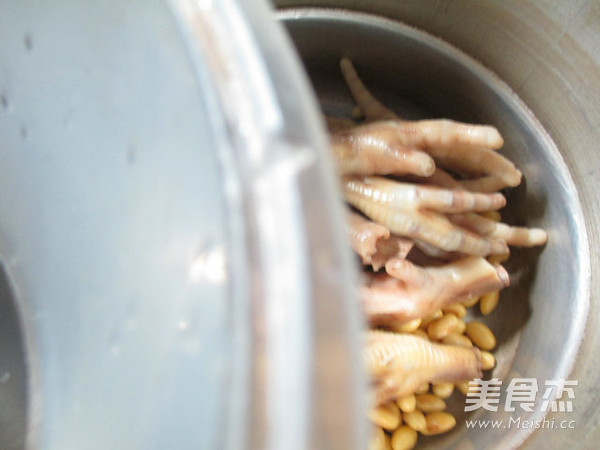 鸡爪黄豆汤的做法