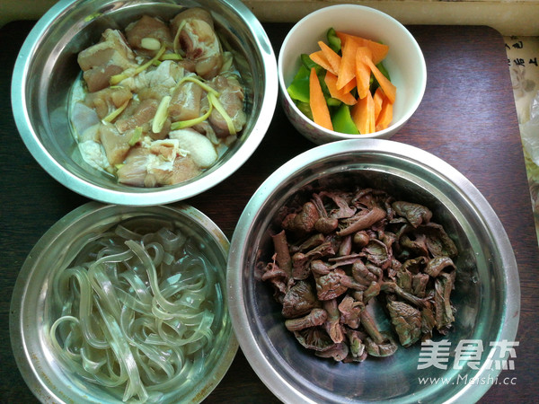 鸡肉宽粉炖红蘑